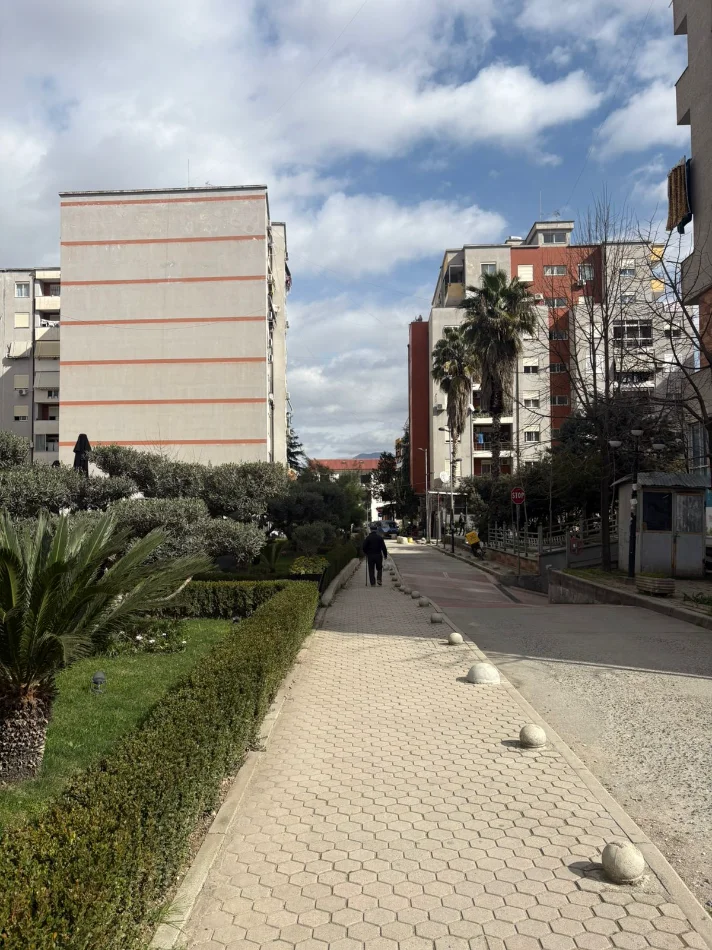 Tirane, jepet me qera apartament 1+1 Kati 5, 350 € (rruga sokrat miho , sorriso lounge)