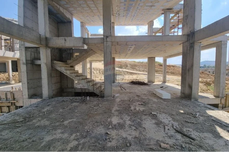 Tirane, shitet Vile , 310 m² 515.000 € (Farke)