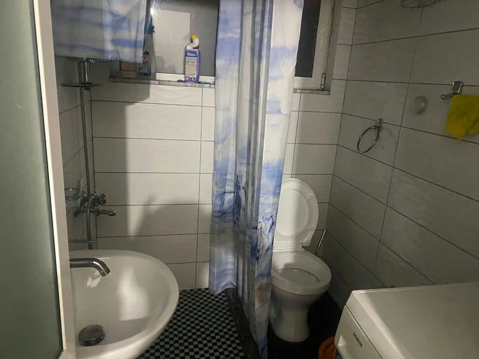 Tirane, jepet me qera apartament 2+1 Kati 2, 65 m² 360 € (Rruga ''Lord Bajron")