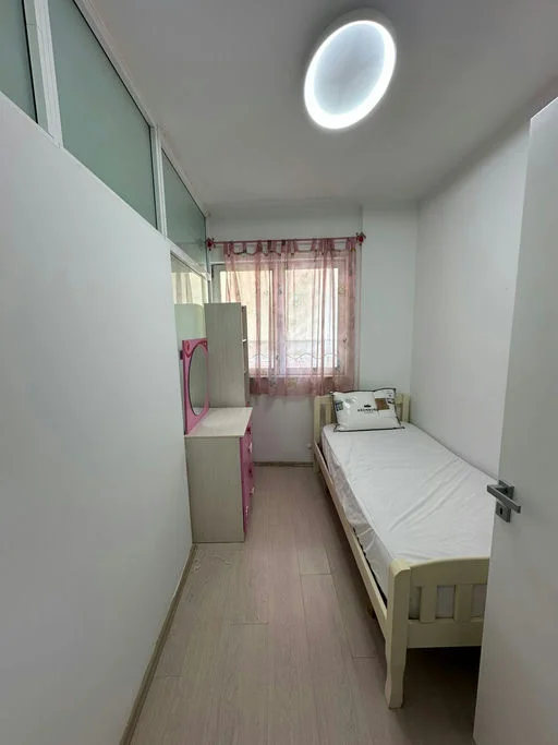 jepet me qera apartament 3+1 Kati 4, 90 m² 810 € (Rruga"Barrikadave")
