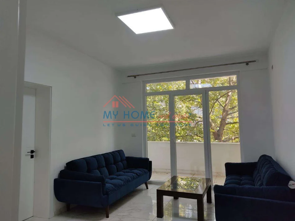Tirane, jepet me qera apartament 1+1+Ballkon Kati 2, 75 m² 600 € (Rruga e Dibres)