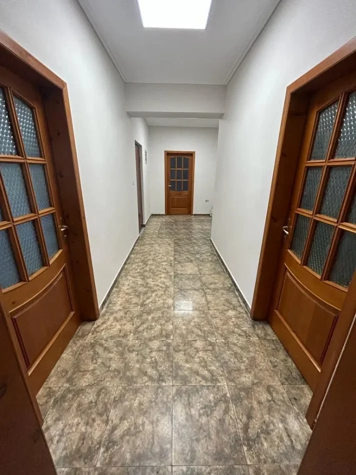 Tirane, jepet me qera zyre Kati 2, 120 m² (PAZARI I RI)