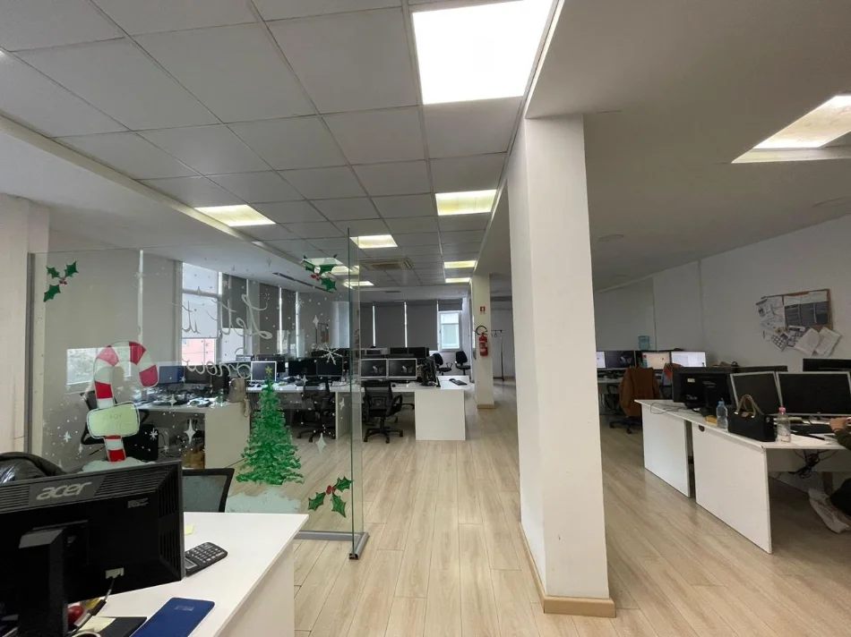 Tirane, jepet me qera zyre Kati 2, 330 m² 4.500 € (sheshi willson)