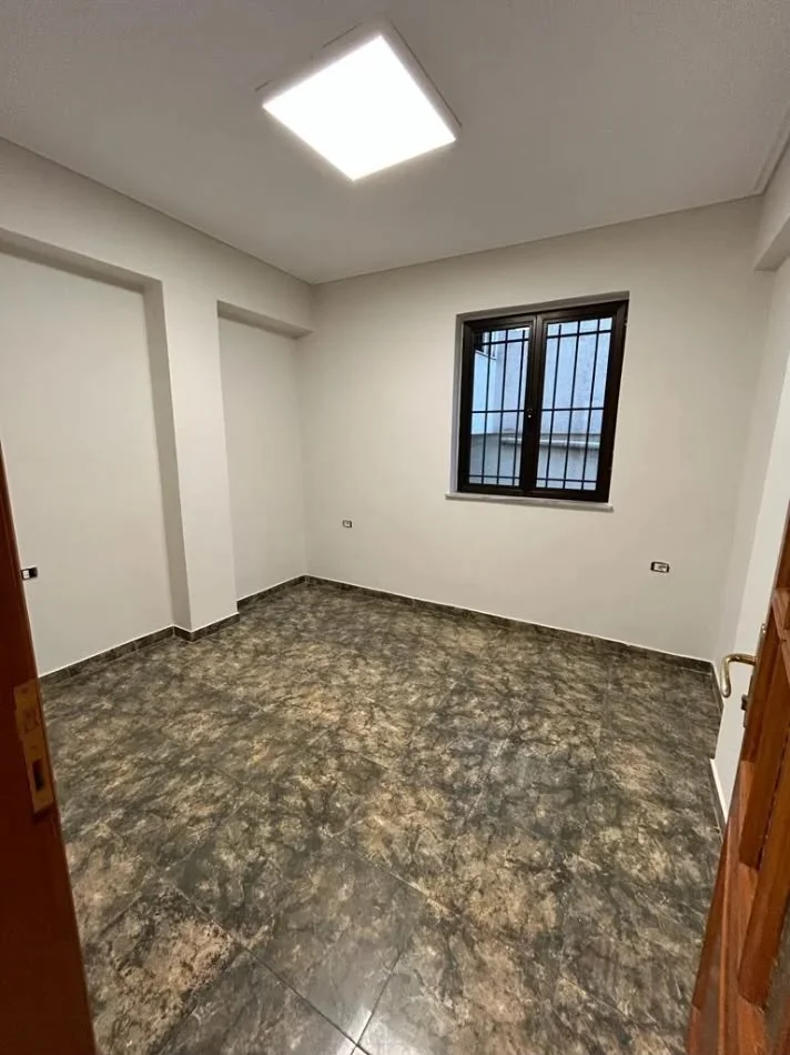 Tirane, jepet me qera zyre Kati 2, 120 m² (PAZARI I RI)