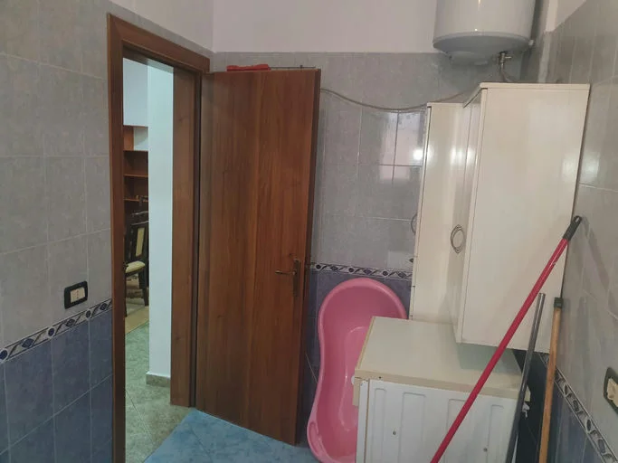 Tirane, jepet me qera 3+1+Ballkon Kati 3, 670 € (Rruga''JOSIF RELA)