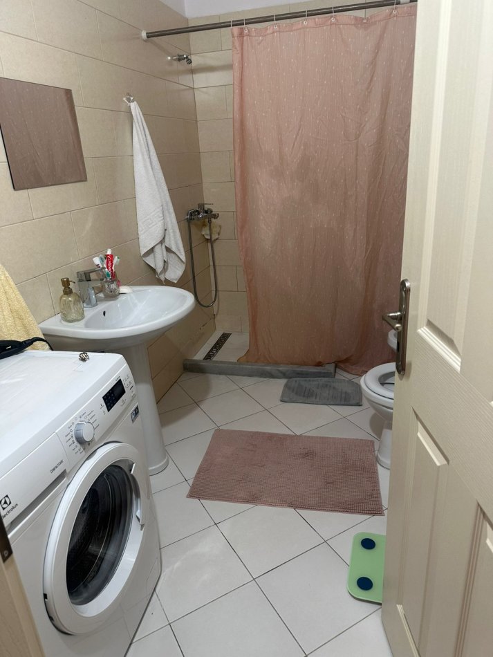 Tirane, jepet me qera apartament 1+1+Ballkon Kati 8, 65 m² 450 € (loni ligori)