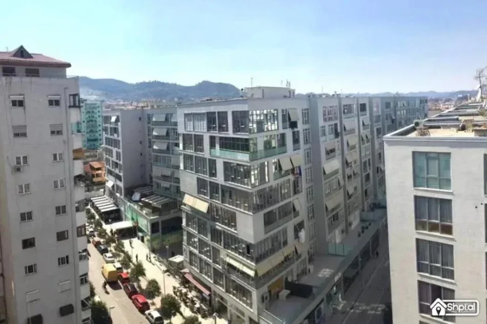 Tirane, jepet me qera apartament 1+1 , 90 m² 620 € (Komuna e Parisit)