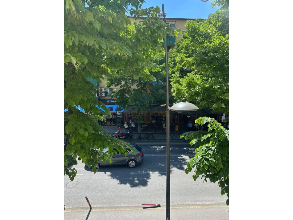 Tirane, jepet me qera ambjent biznesi Kati 1, 73 m² 1.300 € (RRUGA E DURRSIT)