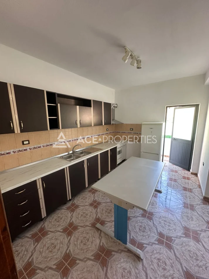 Durres, jepet me qera shtepi 3+1+Aneks+Ballkon Kati 2, 130 m² 450 € (Durres)