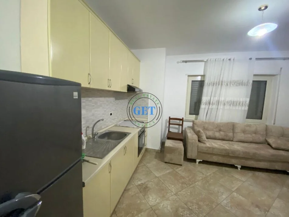 Durres, jepet me qera apartament 1+1+Ballkon Kati 3, 70 m² 300 € (Rrota e kuqe plazh ,Durres)