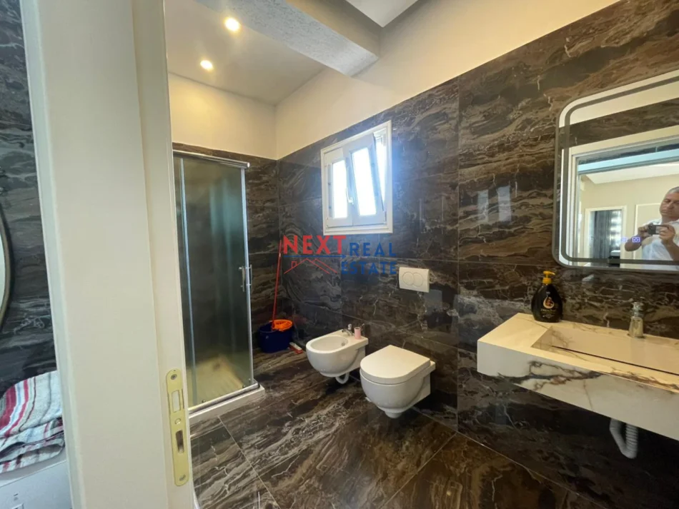 Vlore, jepet me qera apartament 3+1+Ballkon , 220 m² 1.000 € (KOMBINATI I PESHKUT)