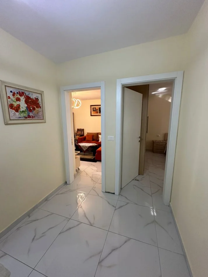 Tirane, jepet me qera apartament 1+1+Ballkon Kati 3, 61 m² 350 € (Shkolla e Bashkuar)