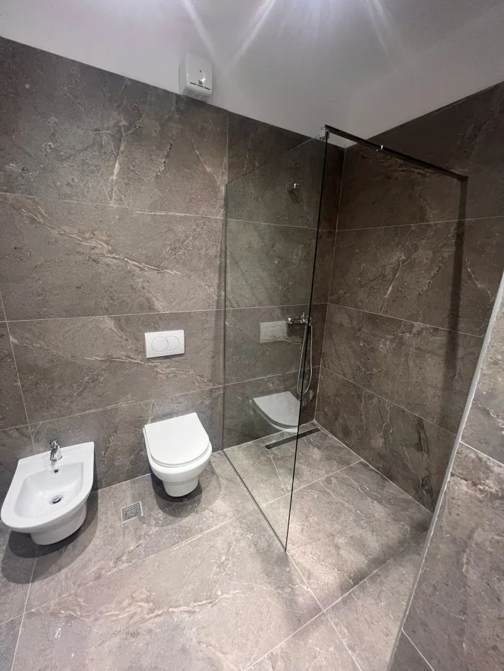 Tirane, jepet me qera apartament 2+1 Kati 3, 106 m² 1.200 € (liqeni thate)