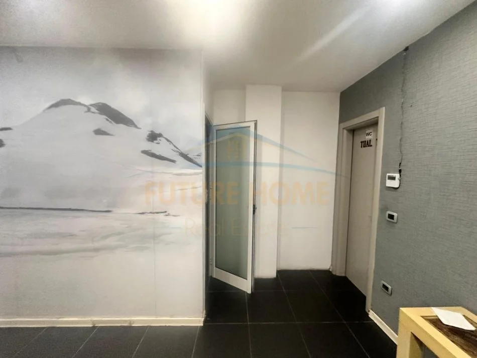 Durres, jepet me qera ambjent biznesi Kati 2, 123 m² 700 € (Stacioni i Trenit, Durres)