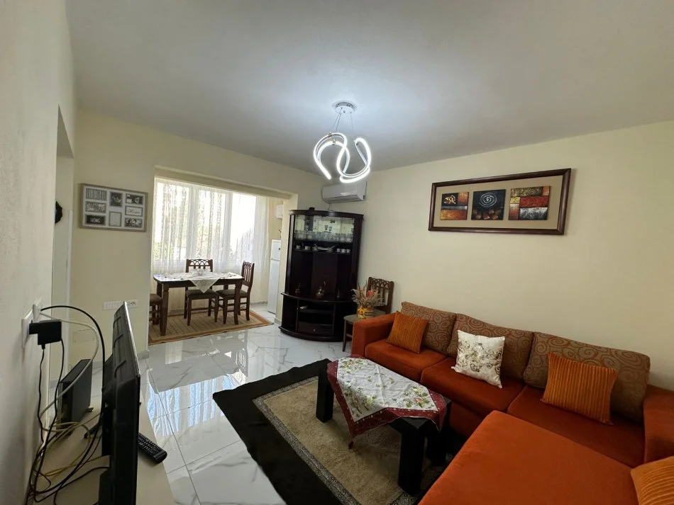 Tirane, jepet me qera apartament 1+1+Ballkon Kati 3, 61 m² 350 € (Shkolla e Bashkuar)