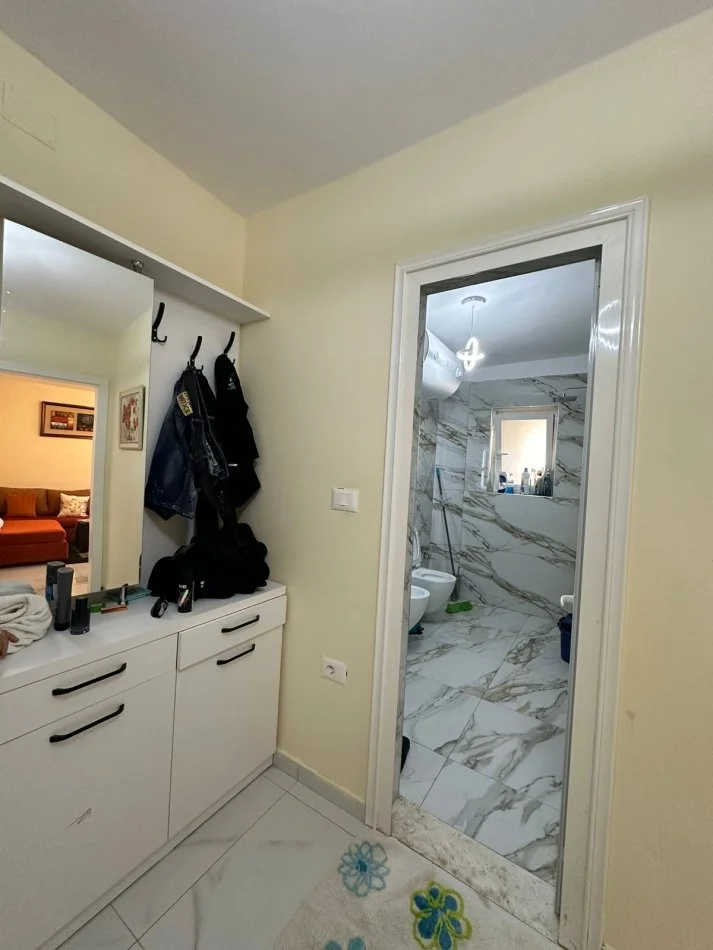 Tirane, jepet me qera apartament 1+1+Ballkon Kati 3, 61 m² 350 € (Shkolla e Bashkuar)