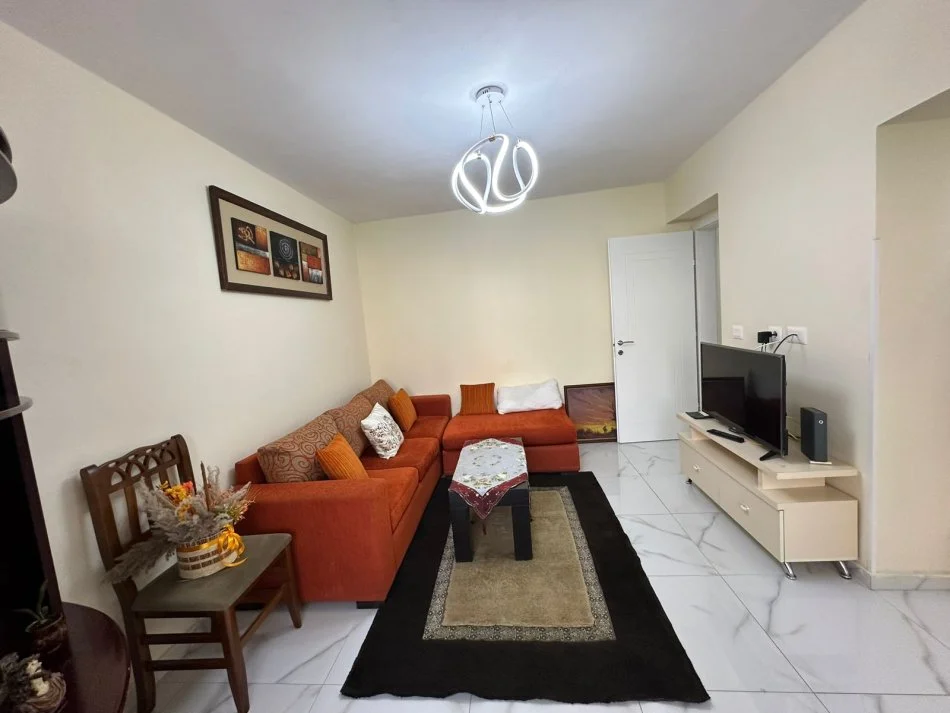 Tirane, jepet me qera apartament 1+1+Ballkon Kati 3, 61 m² 350 € (Shkolla e Bashkuar)