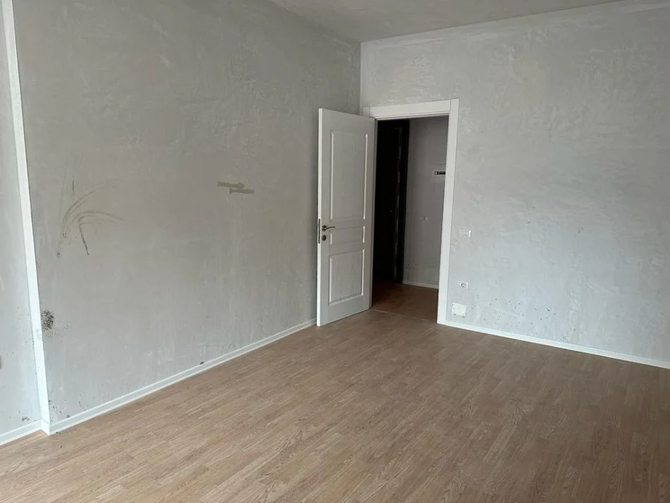 Tirane, shitet apartament 1+1+Ballkon Kati 1, 90 m² 120,000 € (Rruga Kongresi Manastirit)