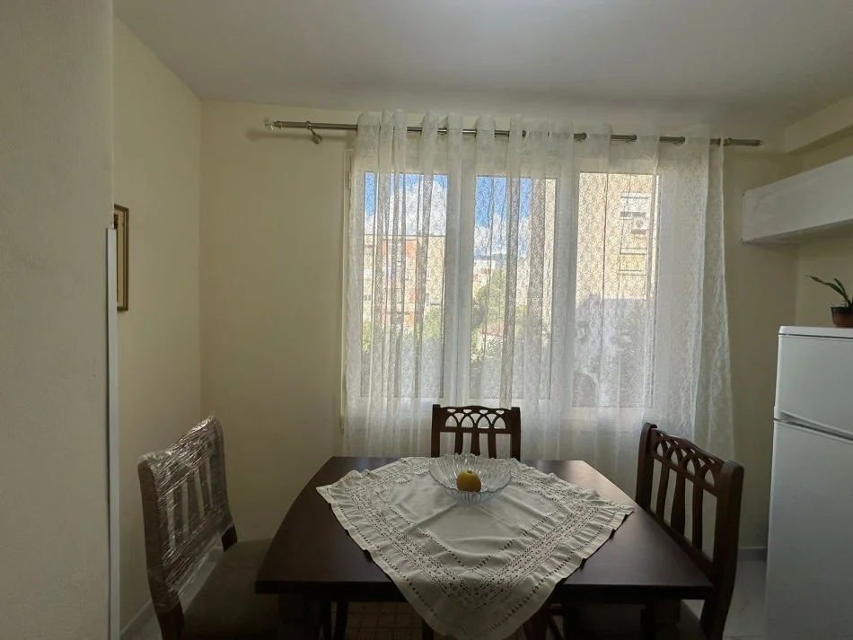 Tirane, jepet me qera apartament 1+1+Ballkon Kati 3, 61 m² 350 € (Shkolla e Bashkuar)