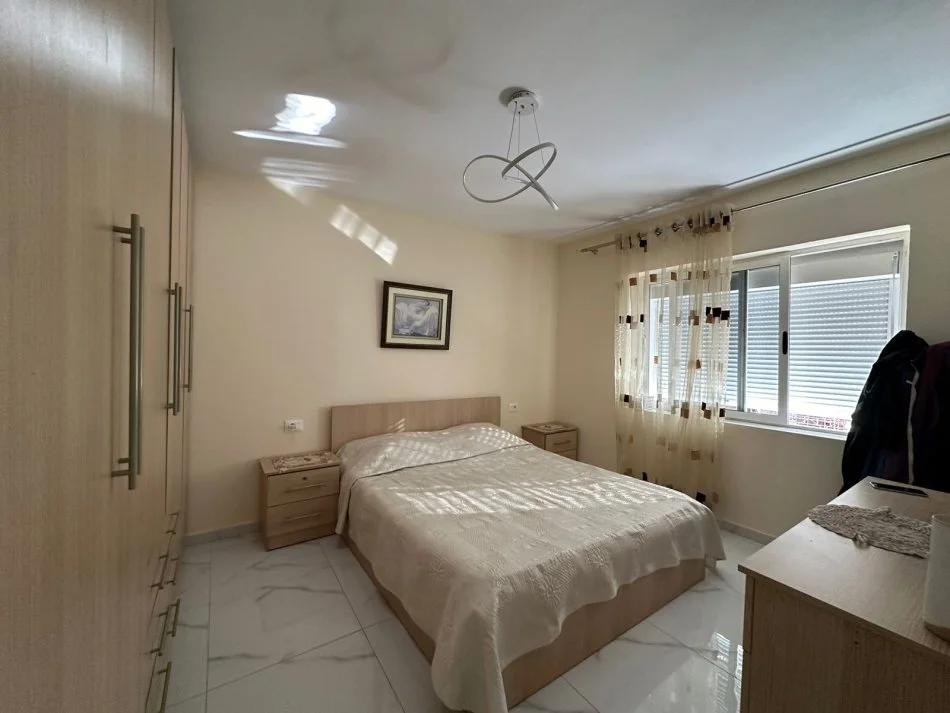 Tirane, jepet me qera apartament 1+1+Ballkon Kati 3, 61 m² 350 € (Shkolla e Bashkuar)