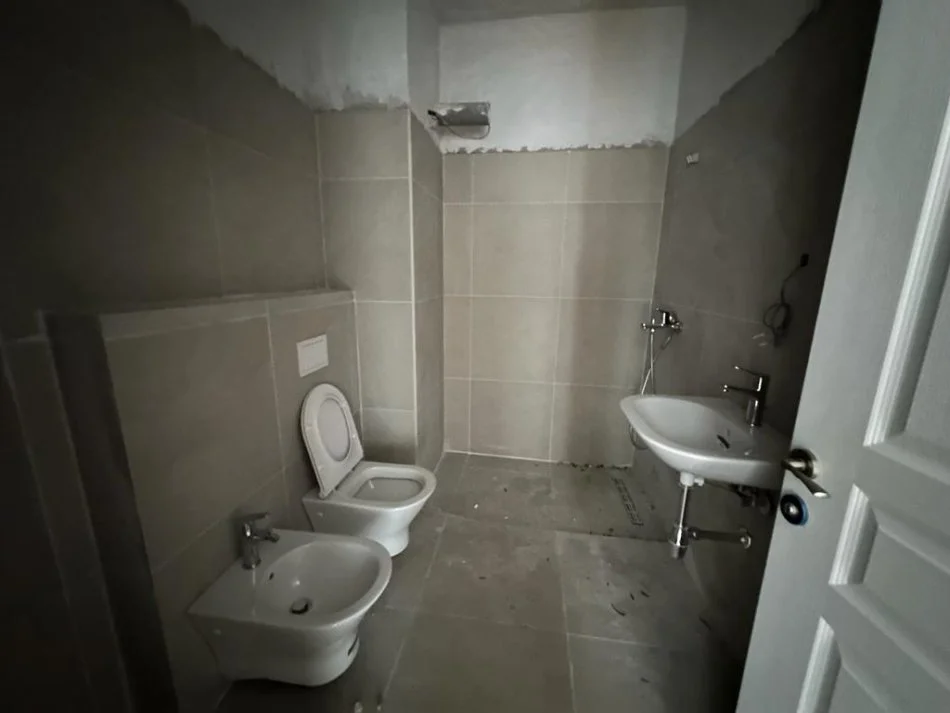 Tirane, shitet apartament 1+1+Ballkon Kati 1, 90 m² 120,000 € (Rruga Kongresi Manastirit)