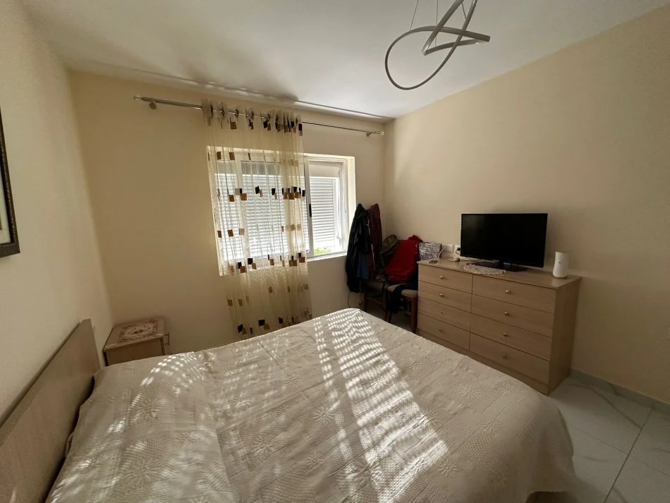 Tirane, jepet me qera apartament 1+1+Ballkon Kati 3, 61 m² 350 € (Shkolla e Bashkuar)