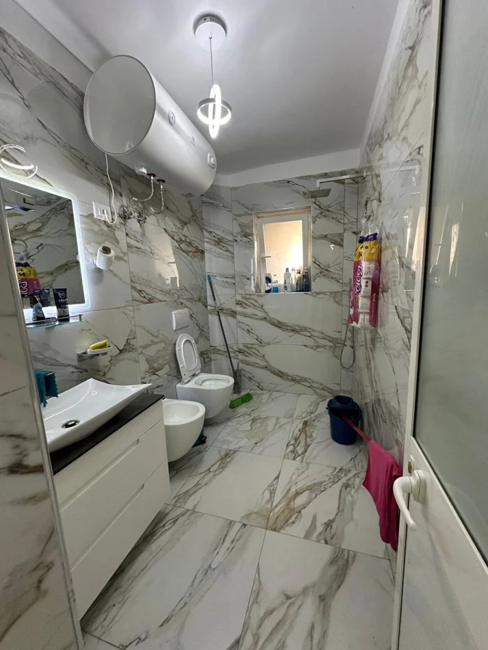 Tirane, jepet me qera apartament 1+1+Ballkon Kati 3, 61 m² 350 € (Shkolla e Bashkuar)