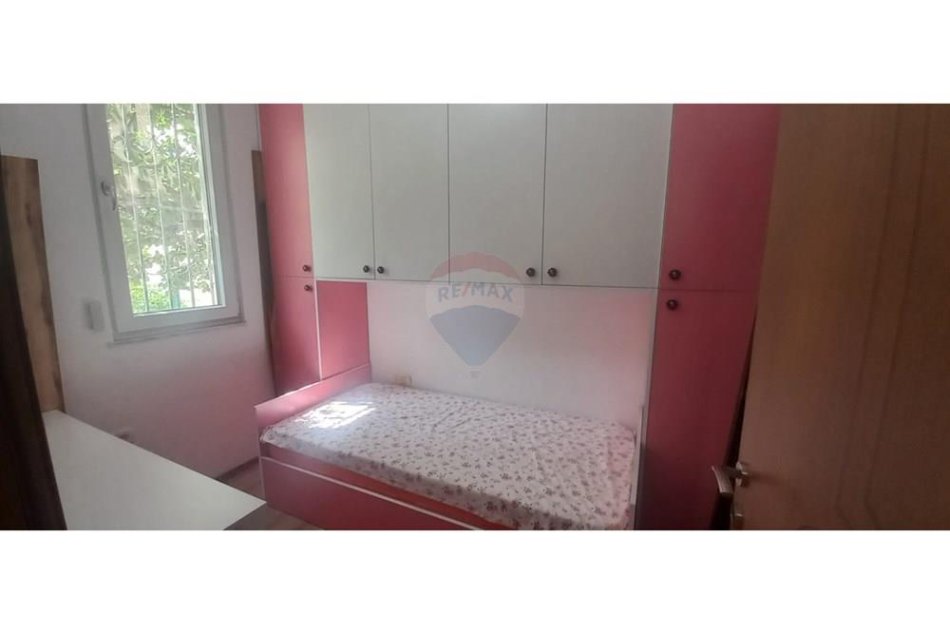 Tirane, jepet me qera Vile 3+1 Kati 1, 700 € (Vilat Gjermane)