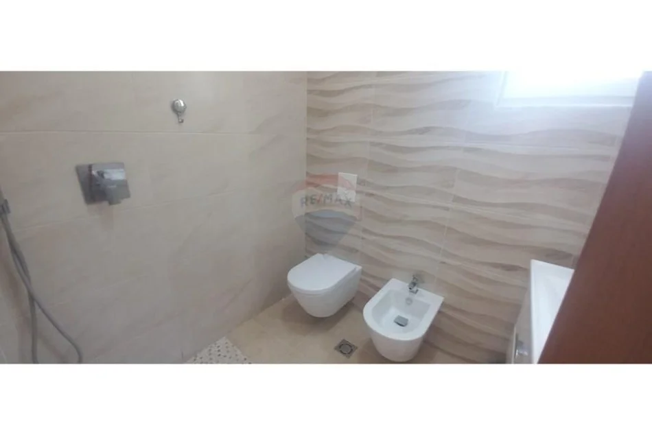 Tirane, jepet me qera Vile 3+1 Kati 1, 700 € (Vilat Gjermane)