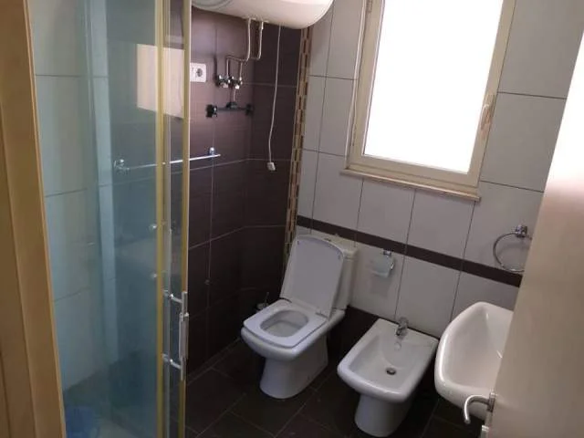 Tirane, jepet me qera apartament 3+1+BLK Kati 4, 145 m² 650 Euro (Rruga Eduart Mano)