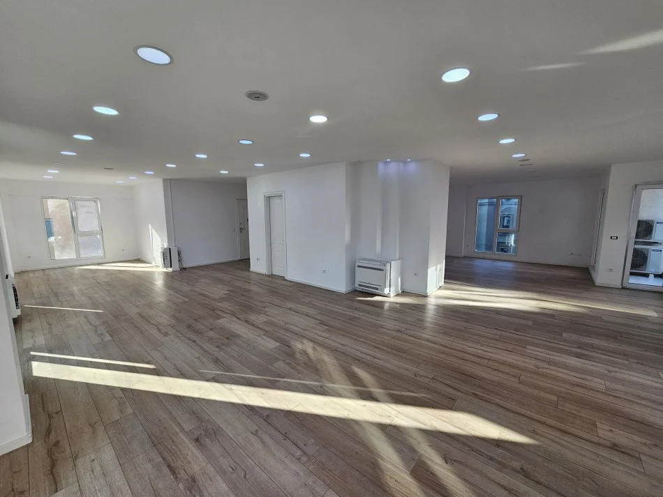 Tirane, jepet me qera ambjent biznesi Kati 2, 175 m² 2.300 € (Rruga Elbasanit)