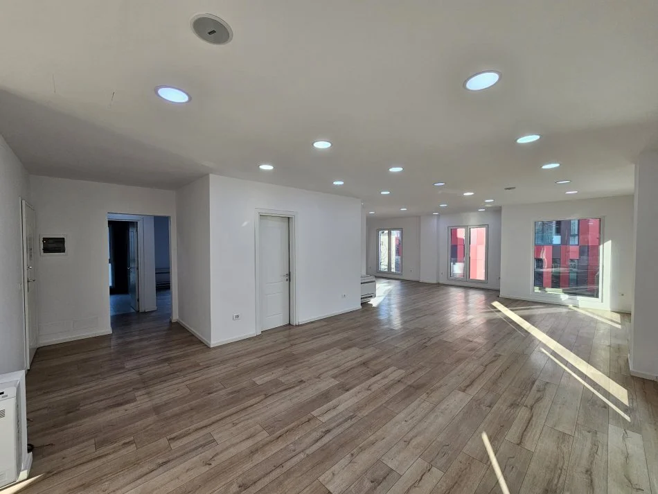 Tirane, jepet me qera ambjent biznesi Kati 2, 175 m² 2.300 € (Rruga Elbasanit)