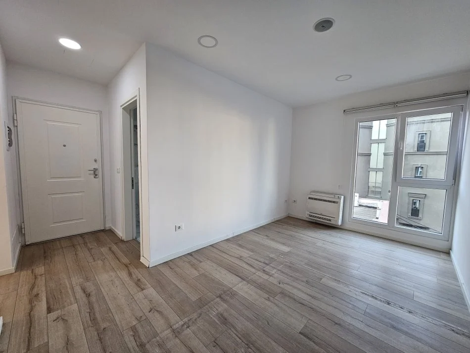Tirane, jepet me qera ambjent biznesi Kati 2, 175 m² 2.300 € (Rruga Elbasanit)