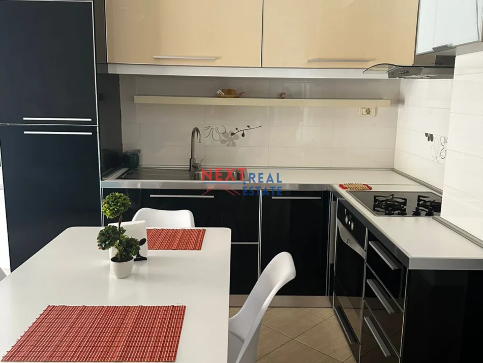 Vlore, jepet me qera apartament 1+1+Ballkon Kati 5, 55 m² 400 € (LUNGOMARE)