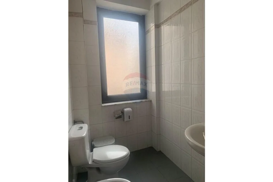 Tirane, jepet me qera zyre Kati 1, 170 m² 1.200 € (Rruga e Dibres)