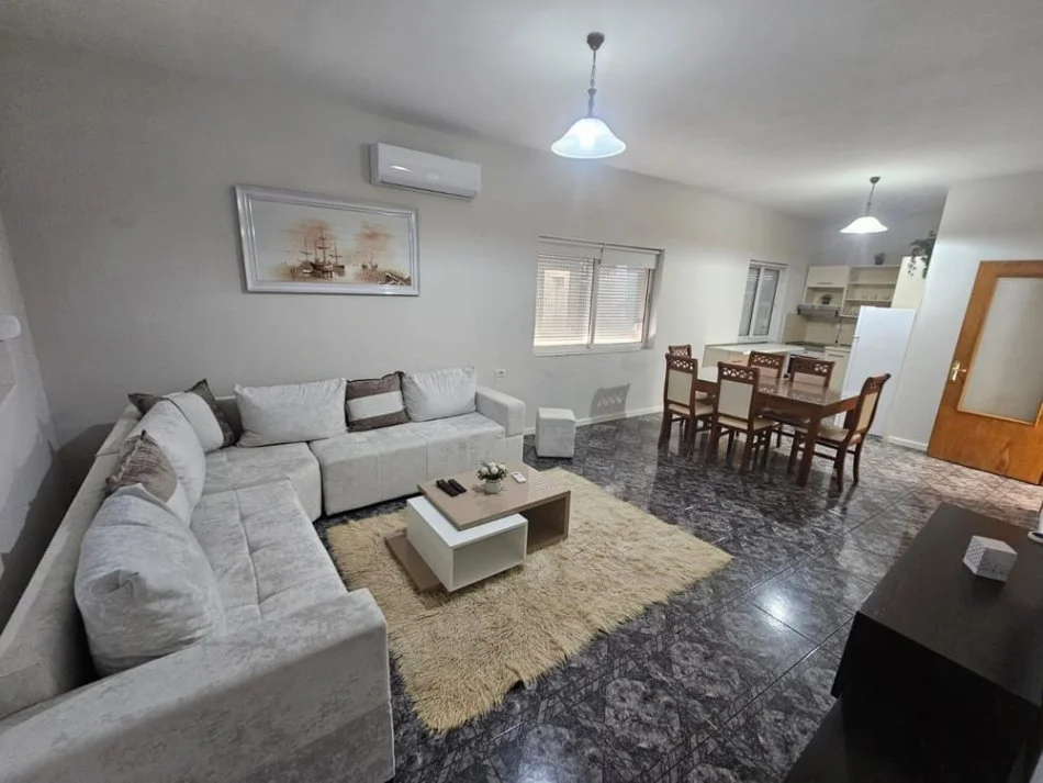 Tirane, jepet me qera Vile 3+1+Ballkon Kati 3, 150 m² 550 € (Rruga e Dibres)