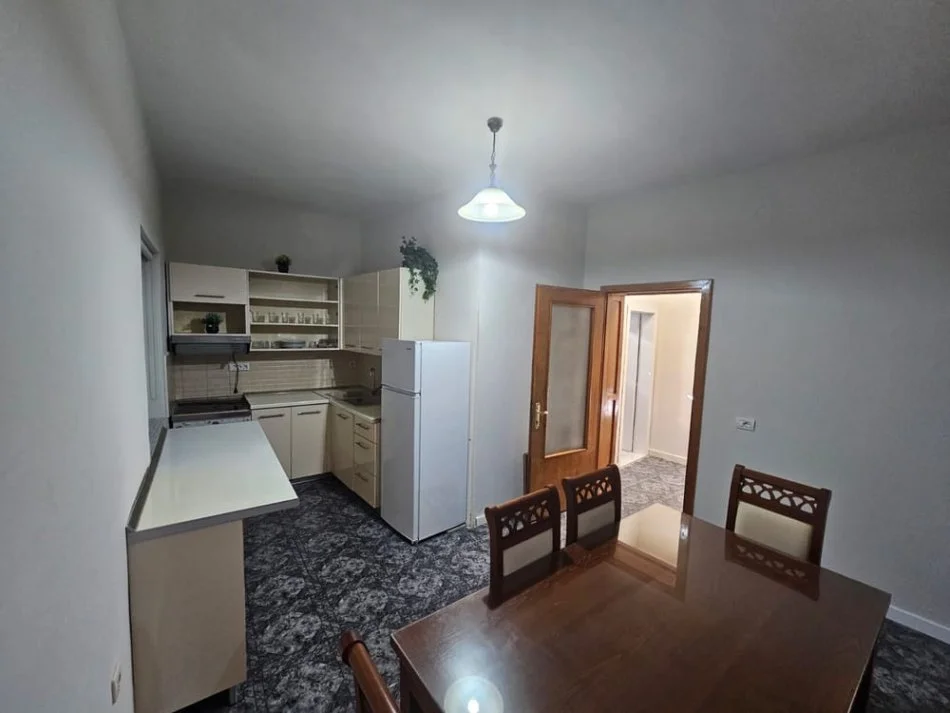 Tirane, jepet me qera Vile 3+1+Ballkon Kati 3, 150 m² 550 € (Rruga e Dibres)