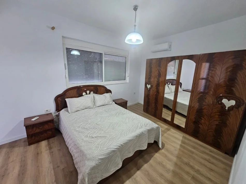 Tirane, jepet me qera Vile 3+1+Ballkon Kati 3, 150 m² 550 € (Rruga e Dibres)