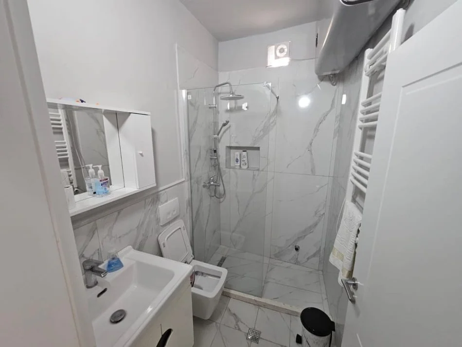 Tirane, jepet me qera Vile 3+1+Ballkon Kati 3, 150 m² 550 € (Rruga e Dibres)