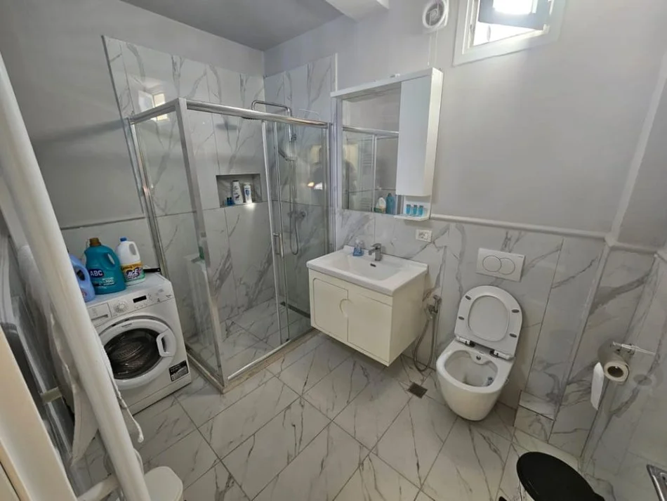 Tirane, jepet me qera Vile 3+1+Ballkon Kati 3, 150 m² 550 € (Rruga e Dibres)