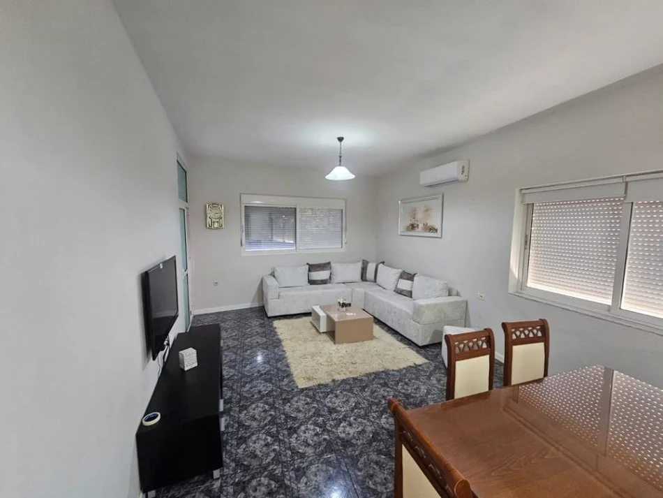 Tirane, jepet me qera Vile 3+1+Ballkon Kati 3, 150 m² 550 € (Rruga e Dibres)