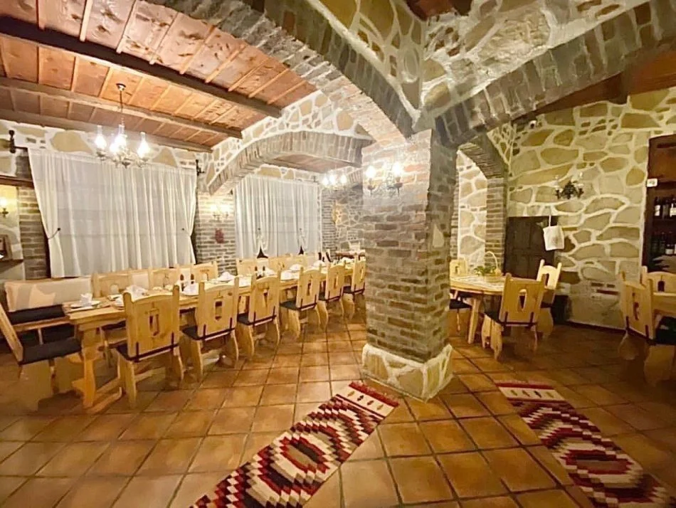 Jepet Me Qera Restorant Prane Brrylit [ID PL011]