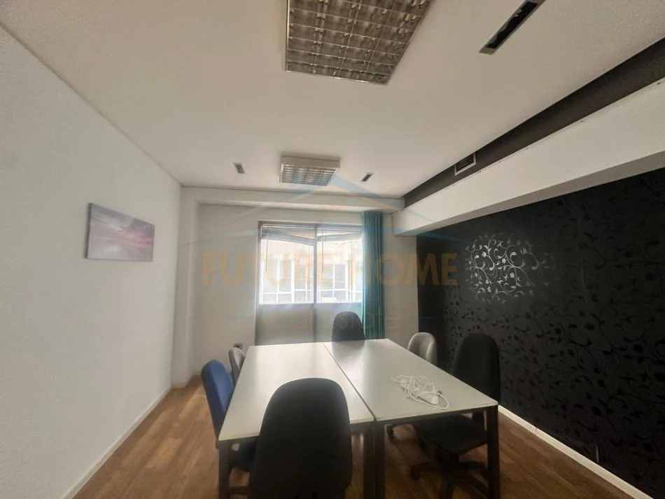 Durres, jepet me qera ambjent biznesi Kati 2, 123 m² 700 € (Stacioni i Trenit, Durres)