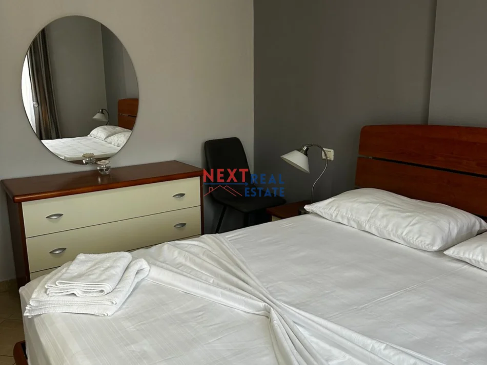 Vlore, jepet me qera apartament 1+1+Ballkon Kati 5, 55 m² 400 € (LUNGOMARE)