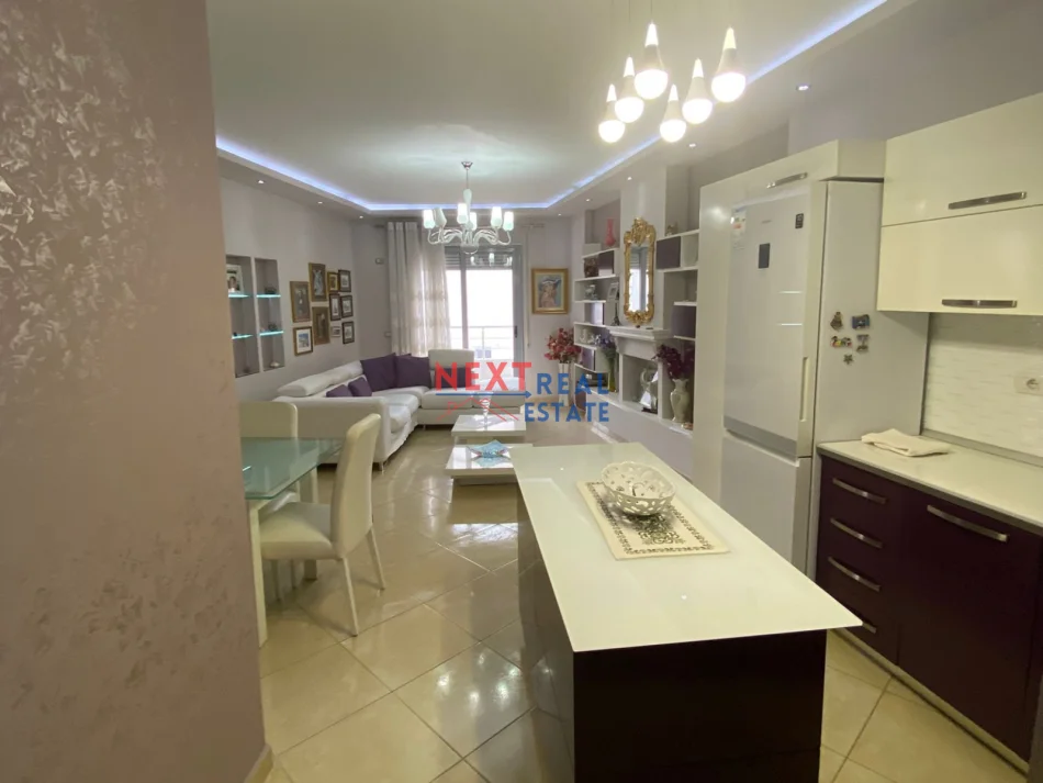 Vlore, jepet me qera apartament 2+1+Ballkon , 96 m² 350 € (SHKOLLA ALI DEMI VLORE)