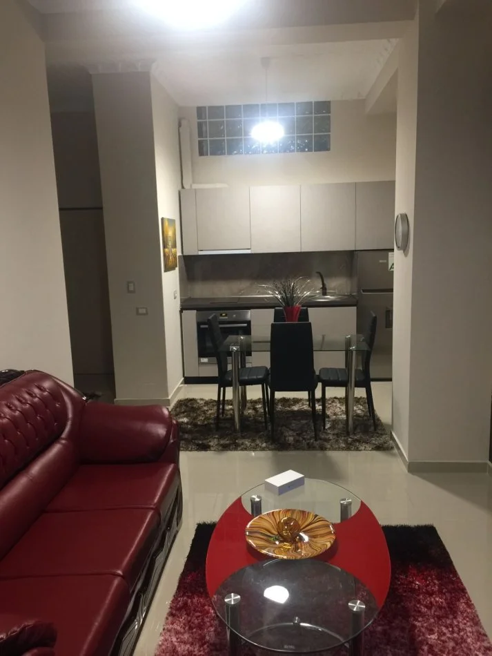 Tirane, jepet me qera apartament 1+1+Ballkon Kati 2, 500 € (Pazari i Ri)