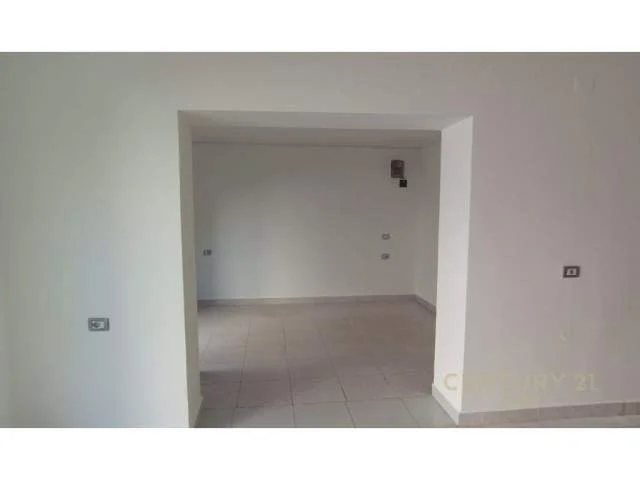 Tirane, jepet me qera ambjent biznesi Kati 0, 115 m² 350 Euro (Ali Demi)