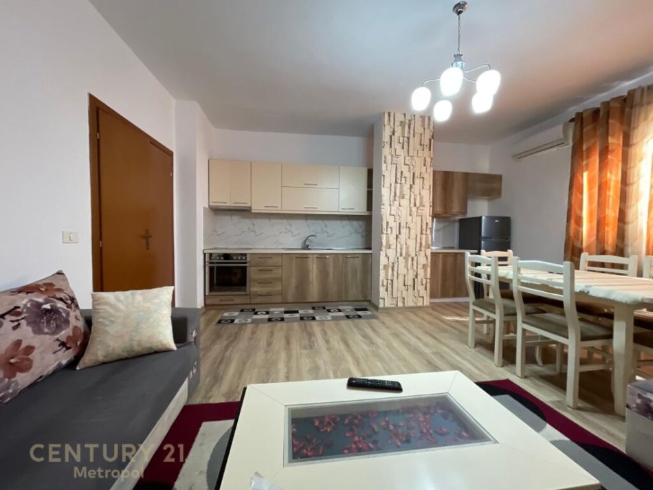 Tirane, jepet me qera apartament 2+1 Kati 8, 115 m² 700 € (zogu i zi)