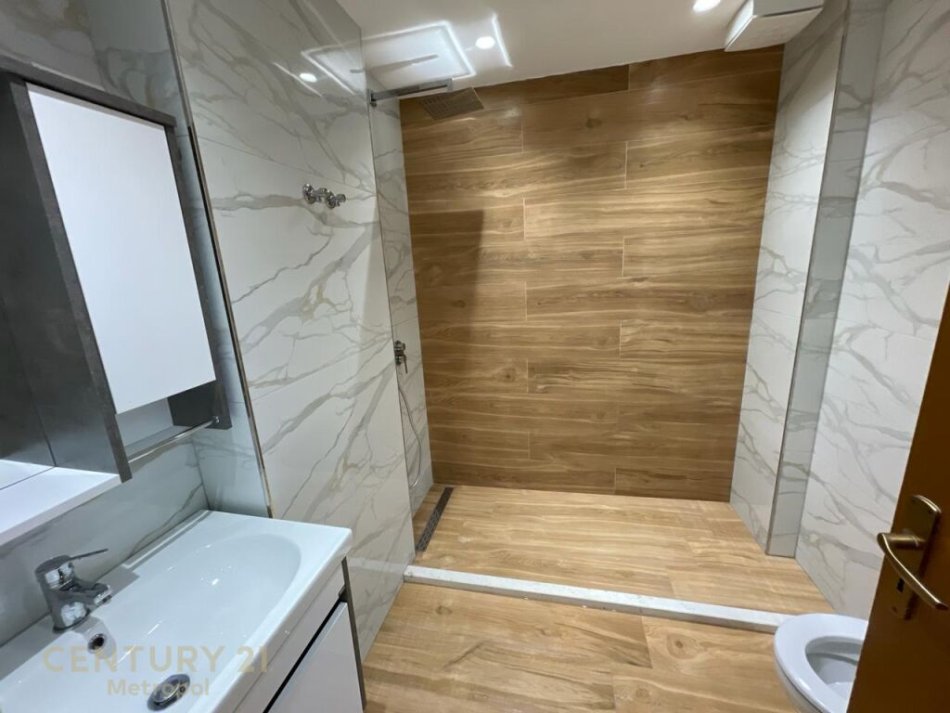 Tirane, jepet me qera apartament 2+1 Kati 8, 115 m² 700 € (zogu i zi)