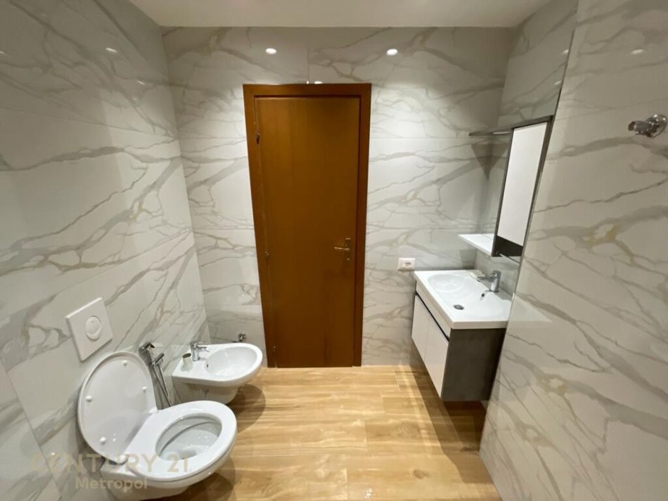 Tirane, jepet me qera apartament 2+1 Kati 8, 115 m² 700 € (zogu i zi)